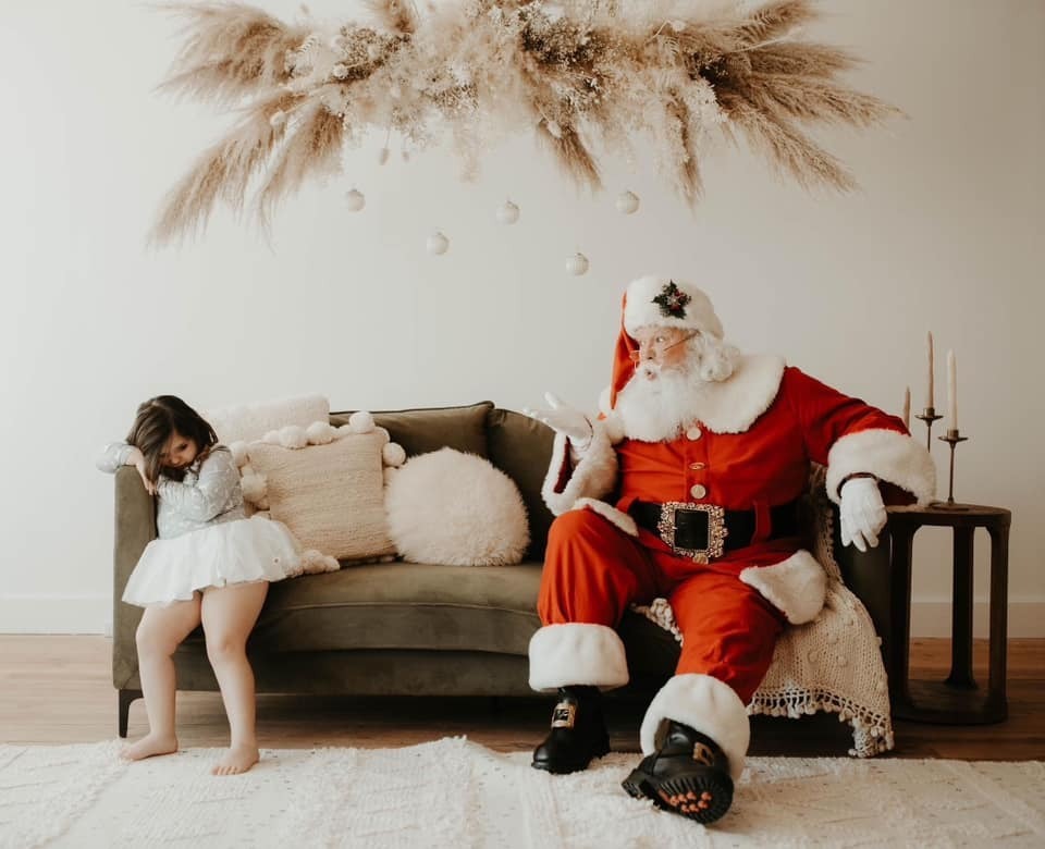 Hire Santa in Syracuse NY for private family holiday visits and photo moments
