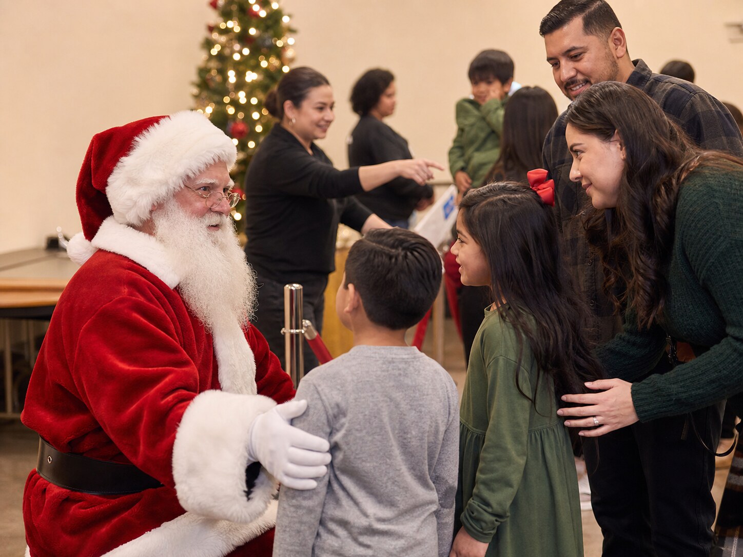 Professional Santa for Fresno California Community Photo Program Professional Santa welcoming families at a Fresno California community photo program